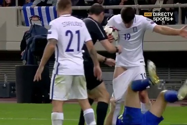 Nhìn lại hành vi phản cảm của Dzeko