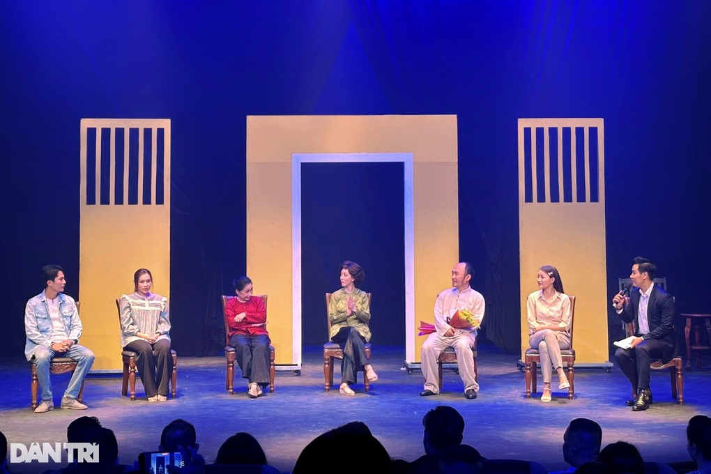 Thu Trang, Tiến Luật trở lại kịch sau 5 năm, vui vì khán giả vẫn vỗ tay - 4 Thu Trang, Tiến Luật trở lại kịch sau 5 năm, vui vì khán giả vẫn vỗ tay - 4
