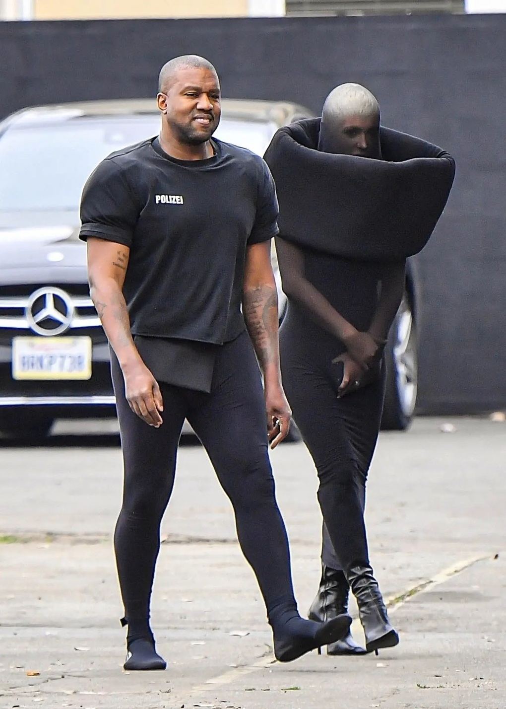 Rapper Kanye West gây phẫn nộ vì đặt tiệc sushi bày trên cơ thể người mẫu - 4 Rapper Kanye West gây phẫn nộ vì đặt tiệc sushi bày trên cơ thể người mẫu - 4