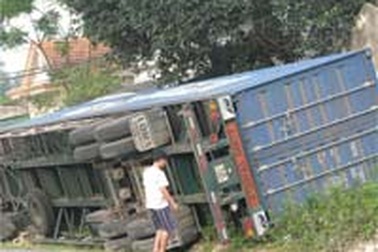 Nghệ An: Tài xế ngủ gật, xe lật ra đường