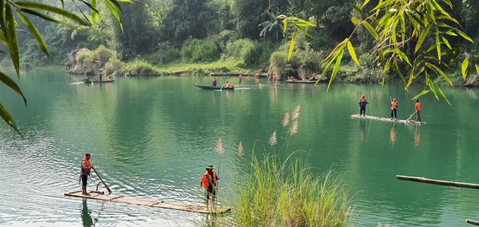 Các lực lượng chức năng nỗ lực tìm kiếm học sinh mất tích trong vụ lật thuyền.
