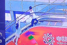 Clip bé gái suýt gặp tai nạn nguy hiểm với thang cuốn gây sốc dân mạng