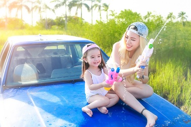 Cặp chị em cách nhau... 20 tuổi thu hút dân mạng