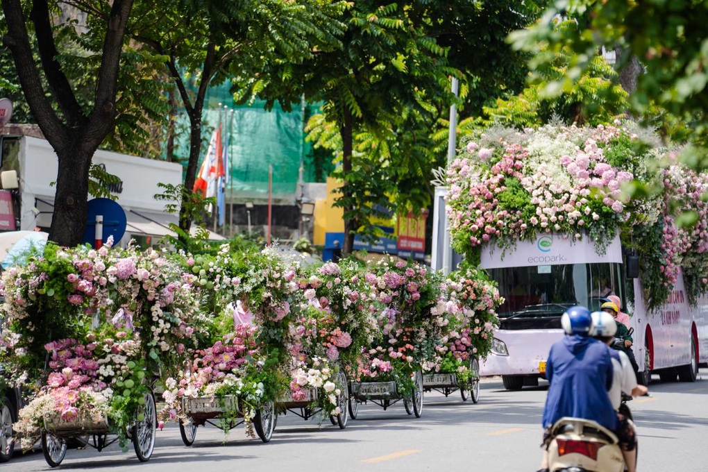 Roadshow ấn tượng nhất Việt Nam: Xe đạp, xích lô, bus ngập tràn sắc hoa sen - 1 Roadshow ấn tượng nhất Việt Nam: Xe đạp, xích lô, bus ngập tràn sắc hoa sen - 1