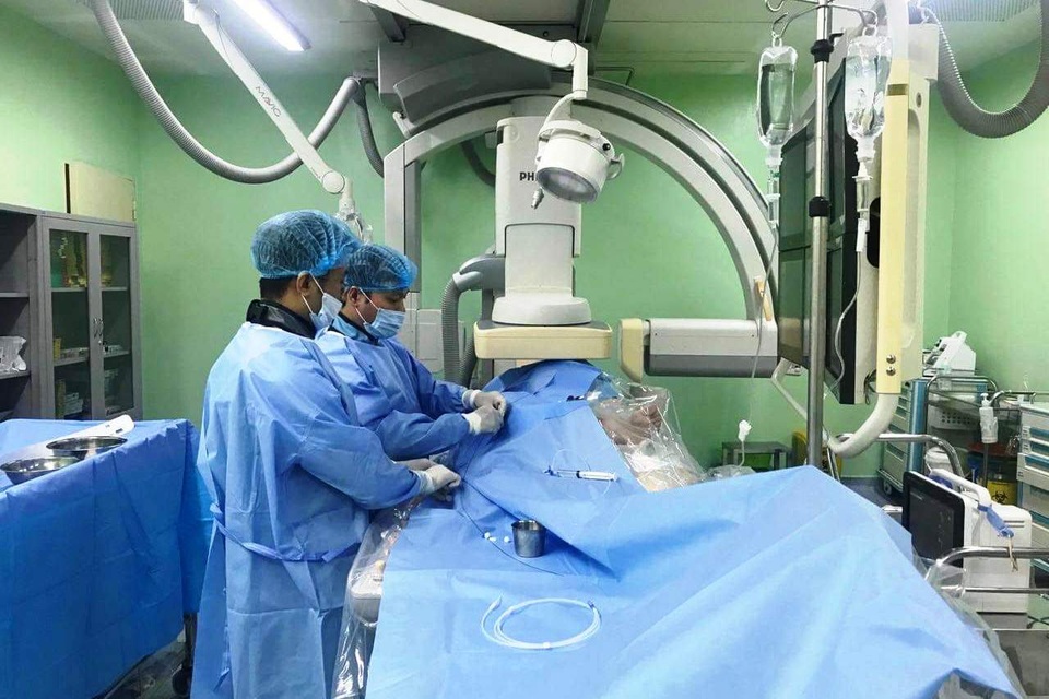 Đang tập thể dục buổi sáng, người đàn ông ho ra máu sét đánh - 1 Đang tập thể dục buổi sáng, người đàn ông ho ra máu sét đánh - 1