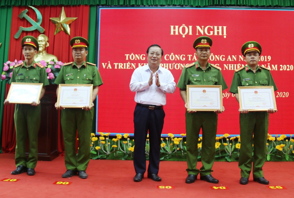 Thưởng nóng chuyên án triệt phá vụ mua bán ma túy lớn nhất từ trước đến nay - 1 Thưởng nóng chuyên án triệt phá vụ mua bán ma túy lớn nhất từ trước đến nay - 1