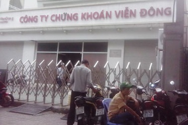Bắt trưởng phòng môi giới công ty CP chứng khoán Viễn Đông