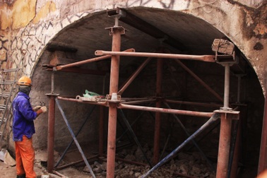 Hà Nội: Mục sở thị việc đục thông vòm cầu đường sắt chạy qua phố cổ