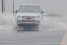 Nước lũ "rình rập" chia cắt quốc lộ 1A