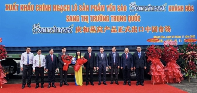 Lãnh đạo công ty trao giấy chứng nhận xuất khẩu lô sản phẩm yến sào sang thị trường Trung Quốc