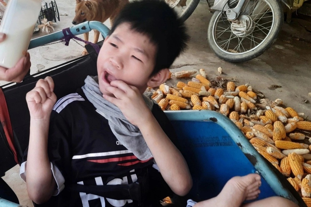 Cậu bé ngót 10 năm chống chọi với bệnh viêm não khẩn cầu sự giúp đỡ - 2 Cậu bé ngót 10 năm chống chọi với bệnh viêm não khẩn cầu sự giúp đỡ - 2