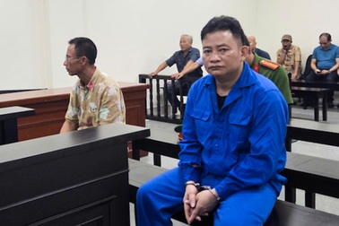 Người đàn ông cầm dao chém loạn xạ sau lễ cúng 49 ngày mất của con