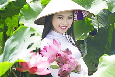 Hoa hậu Ngọc Anh đẹp tinh khôi với hoa sen