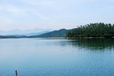 Ba mẹ con chết dưới hồ trong tư thế bị trói chặt