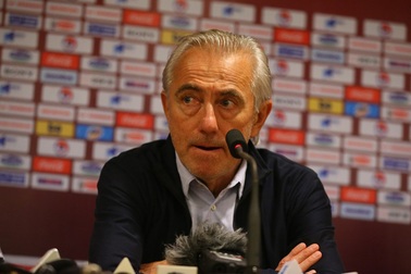 HLV Van Marwijk nổi giận vì chiếc thẻ đỏ của hậu vệ UAE