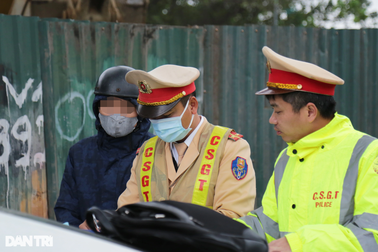 "Vội đi làm", hàng loạt tài xế xe máy đi vào cao tốc Đại lộ Thăng Long