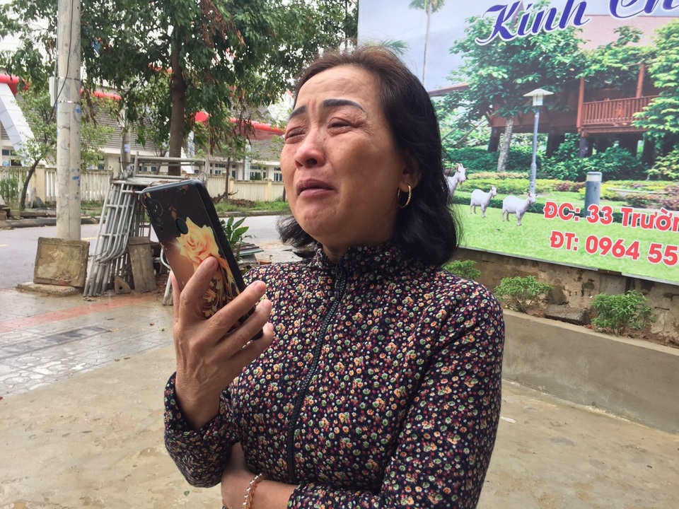 Mỗi lần vang tiếng còi xe cấp cứu, tiếng khóc lại òa lên nức nở! - 4 Mỗi lần vang tiếng còi xe cấp cứu, tiếng khóc lại òa lên nức nở! - 4