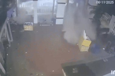 Bão đang hoành hành trong đất liền, nhiều nhà đổ sập