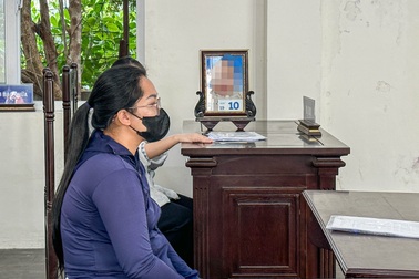 Bảo mẫu vô ý làm bé trai tử vong khai do hoảng loạn nên không biết sơ cứu