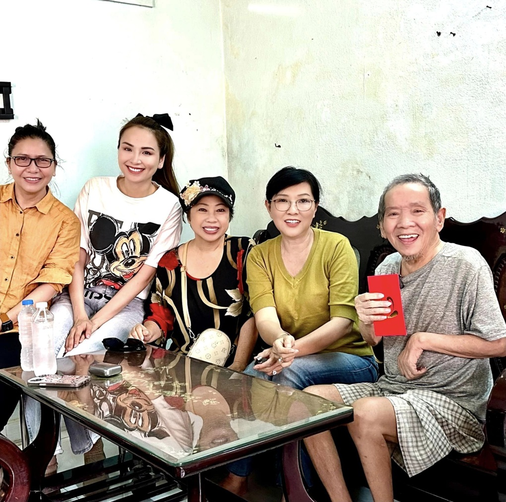 Cây hài thập niên 90: Bị tai biến tay chân co quắp, sống một mình tuổi 70 - 3 Cây hài thập niên 90: Bị tai biến tay chân co quắp, sống một mình tuổi 70 - 3