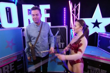 Vận động viên thể dục nghệ thuật trổ tài trên sân khấu Tìm kiếm Tài năng Anh