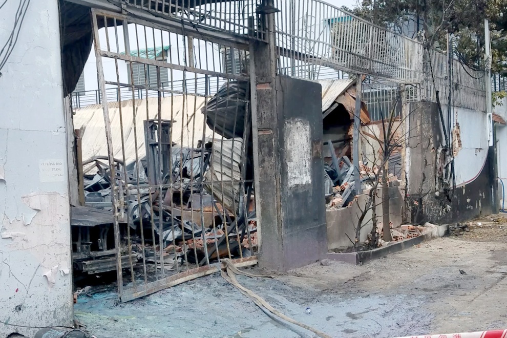 Công ty sơn cháy ngùn ngụt trong đêm ở TPHCM - 2 Công ty sơn cháy ngùn ngụt trong đêm ở TPHCM - 2