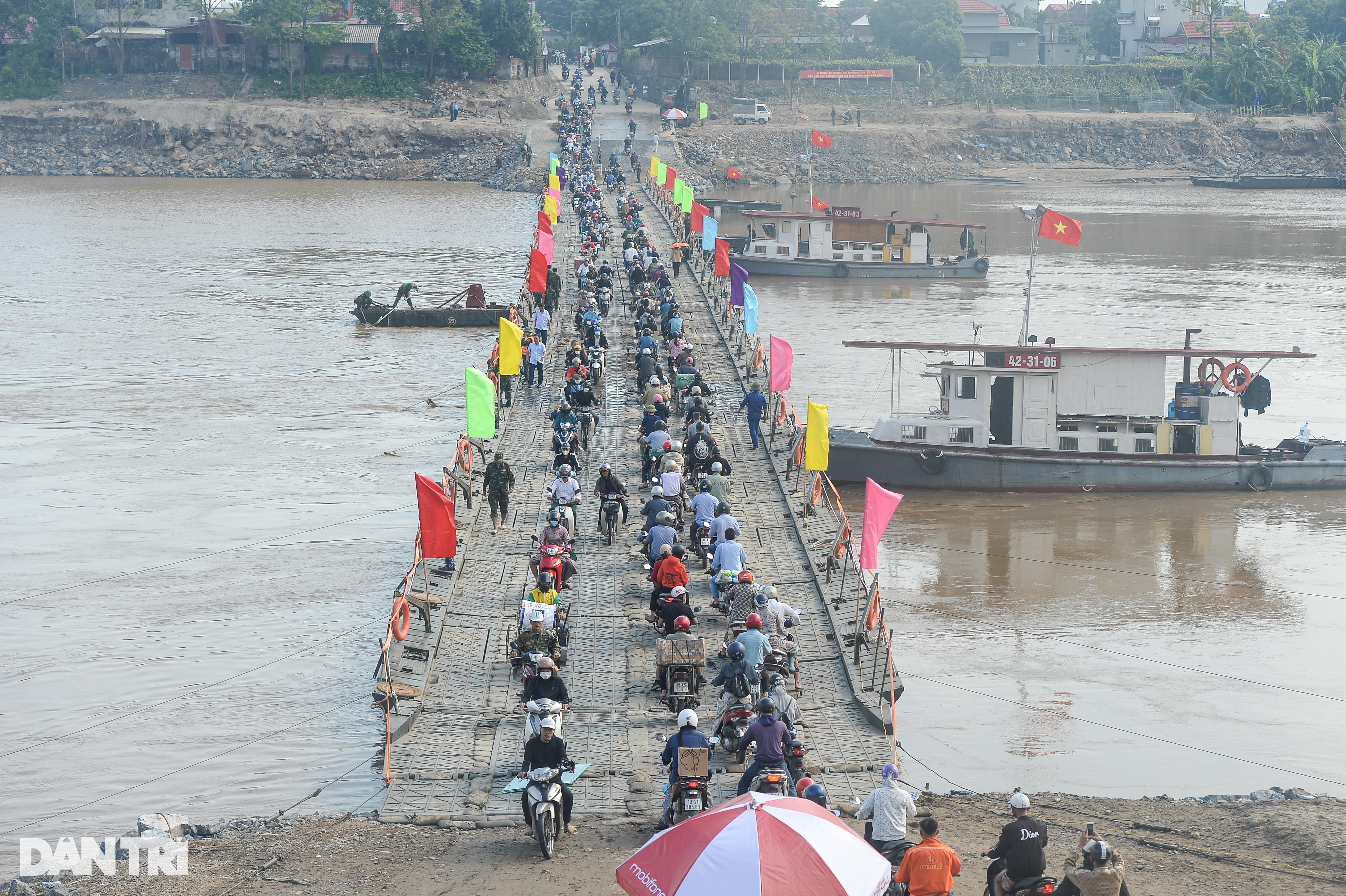 View - Dòng người và phương tiện nườm nượp qua cầu phao Phong Châu | Báo Dân trí