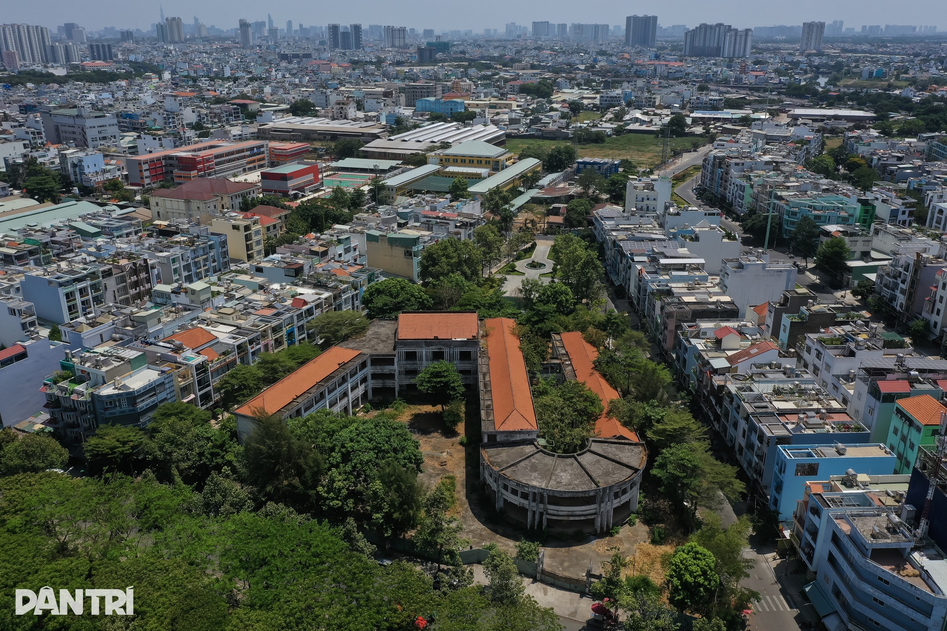 Ngôi trường xây gần 20 tỷ đồng, bỏ hoang 15 năm ở TPHCM - 13 Ngôi trường xây gần 20 tỷ đồng, bỏ hoang 15 năm ở TPHCM - 13