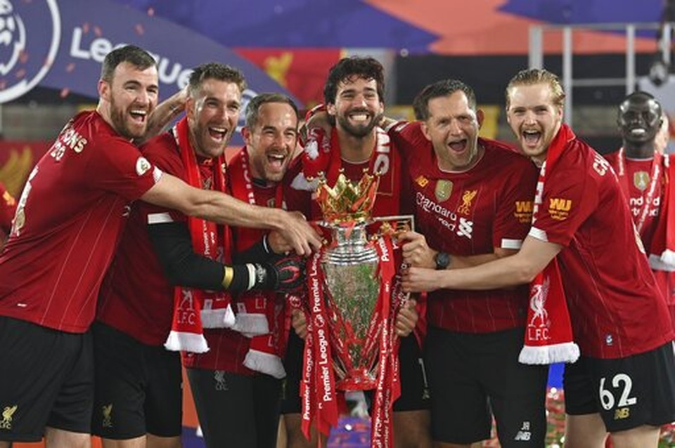 Liverpool ngập tràn hạnh phúc nhận cúp vô địch Premier League - 13 Liverpool ngập tràn hạnh phúc nhận cúp vô địch Premier League - 13