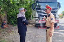 Nữ tài xế chống đối CSGT, người đi cùng hù dọa "có người từ Bộ gọi vào"