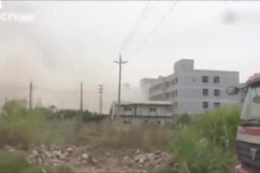 Video: sạt lở đất kinh hoàng tại khu công nghiệp, ngoại ô thành phố Thẩm Quyến