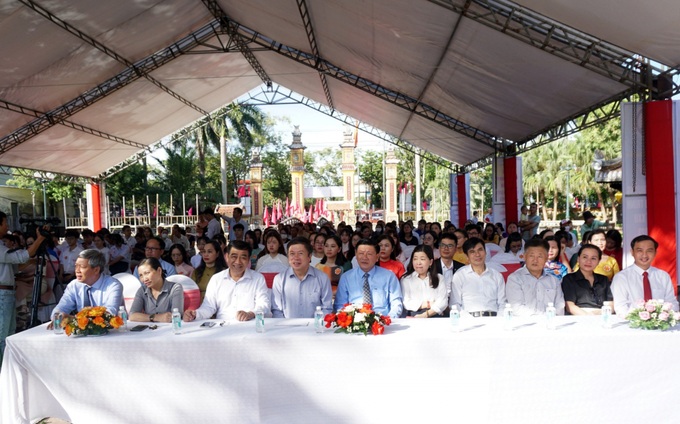 Các đồng chí lãnh đạo TP. Tam Kỳ và các vị giáo sư, phó giáo sư, tiến sĩ, sinh viên dự lễ trao giải