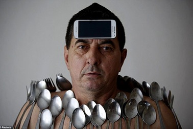 Kì lạ người đàn ông có khả năng hút mọi vật thể 