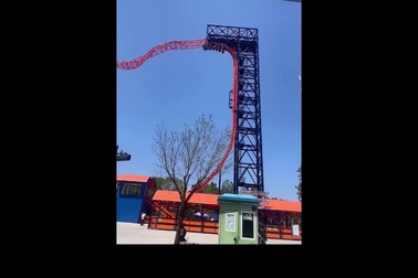 Khách chơi tàu lượn bị treo lộn ngược trên cao vì công viên mất điện