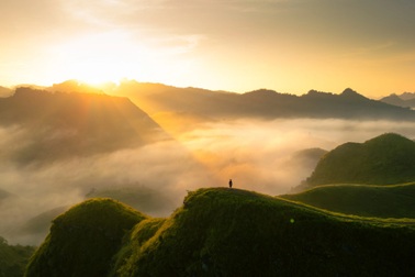 Lạc vào "thiên đường mây" trên đồi cỏ đẹp như phim ở Cao Bằng