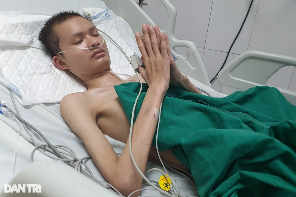 Nghẹn ngào cảnh chàng trai nằm viện chắp tay khẩn cầu xin được cứu sống - 4 Nghẹn ngào cảnh chàng trai nằm viện chắp tay khẩn cầu xin được cứu sống - 4