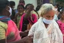 Bệnh nhân Covid-19 Ấn Độ về nhà sau 18 ngày gia đình chôn cất thi thể