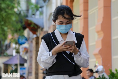 Vì sao người Sài Gòn không nghe điện thoại trên đường phố?