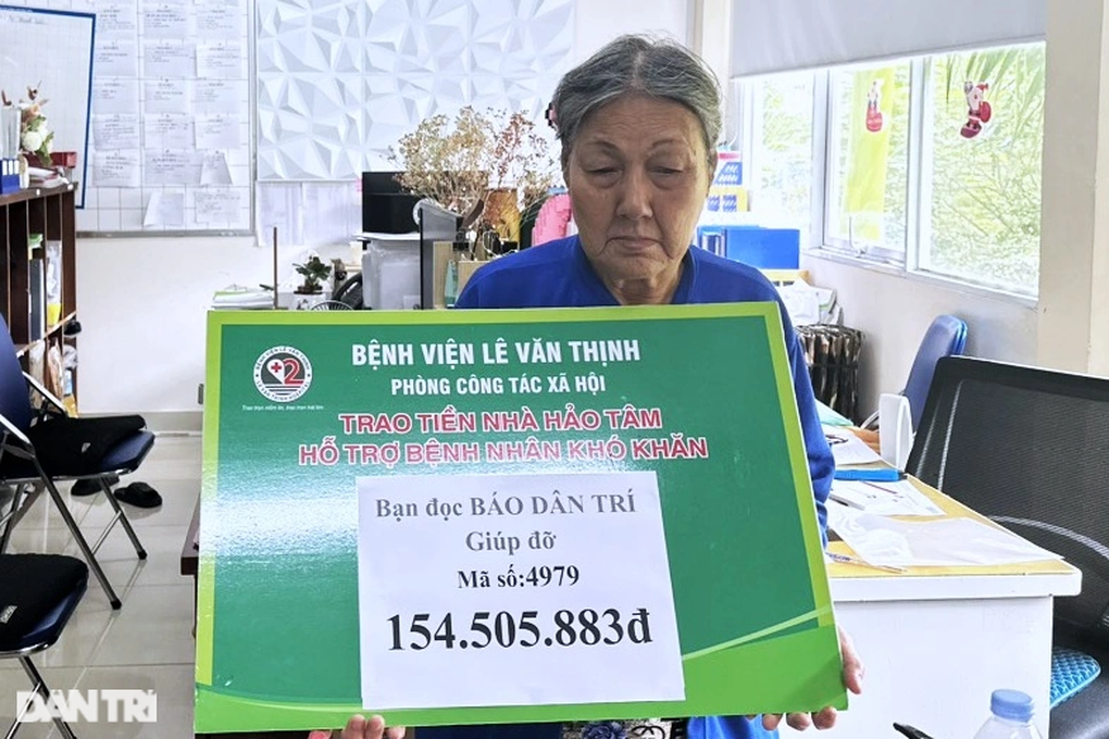 Nhận 154 triệu đồng giúp đỡ, mẹ nghèo bán vé số chạnh buồn vì con đã mất - 1 Nhận 154 triệu đồng giúp đỡ, mẹ nghèo bán vé số chạnh buồn vì con đã mất - 1