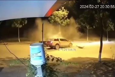 Hai xe bán tải lao vào nhau toác đầu, nghi do lỗi vượt ẩu