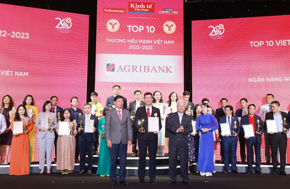 Agribank nhận giải Top 10 thương hiệu mạnh Việt Nam 2023 - 1 Agribank nhận giải Top 10 thương hiệu mạnh Việt Nam 2023 - 1