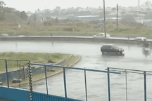 Xe đầu kéo văng 360 độ trên mặt đường trơn gây kinh hãi