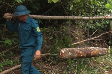 Ngư dân kéo lưới, phát hiện bom