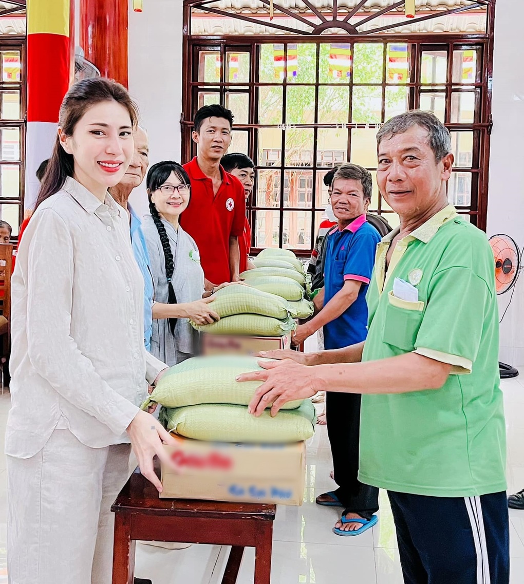 Ca sĩ Thủy Tiên tuổi 37: Bán hàng online, ở biệt thự xa hoa - 11