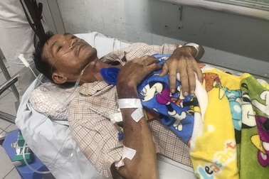 Người đàn ông độc thân nằm chờ chết trên vũng máu