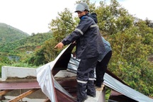 Nhiều nhà dân ở Lâm Đồng tốc mái, cây xanh ngã đổ do mưa gió