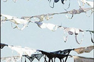 Giăng quần áo lót để… tìm chồng