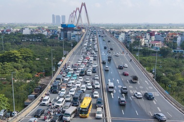 Ùn tắc kéo dài 3km trên cầu Nhật Tân vì ngập úng đường Võ Chí Công