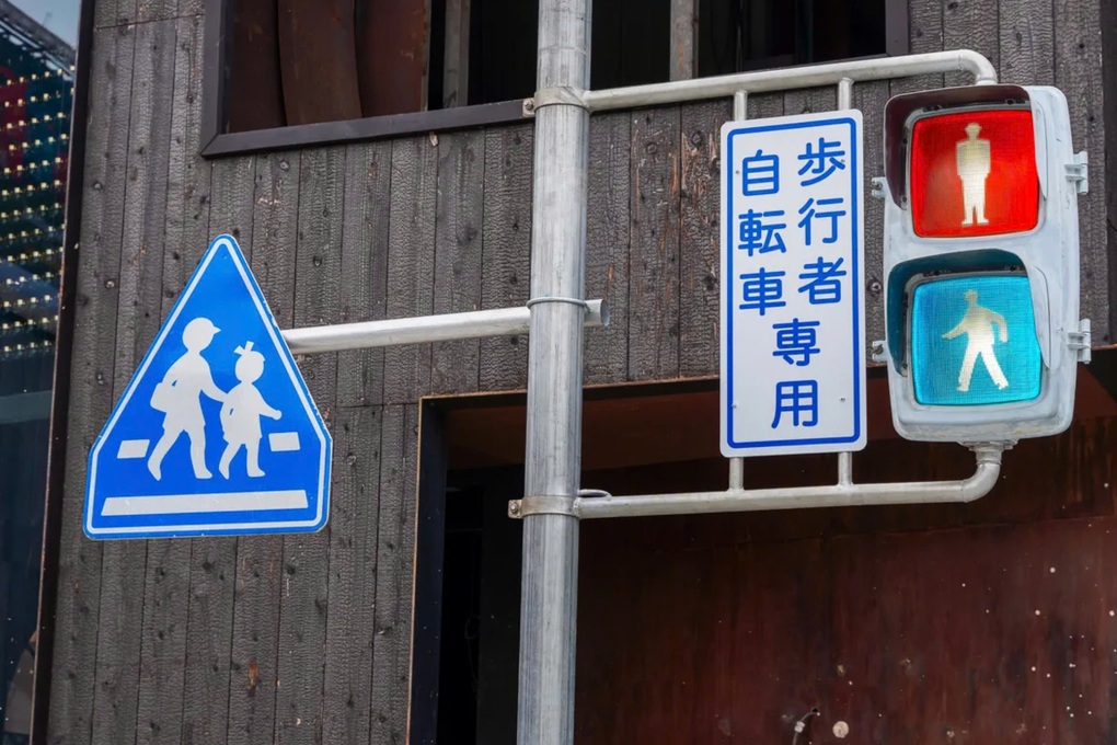 Why are traffic lights in Japan blue? - 2 Vì sao đèn giao thông ở Nhật có màu xanh lam? - 2