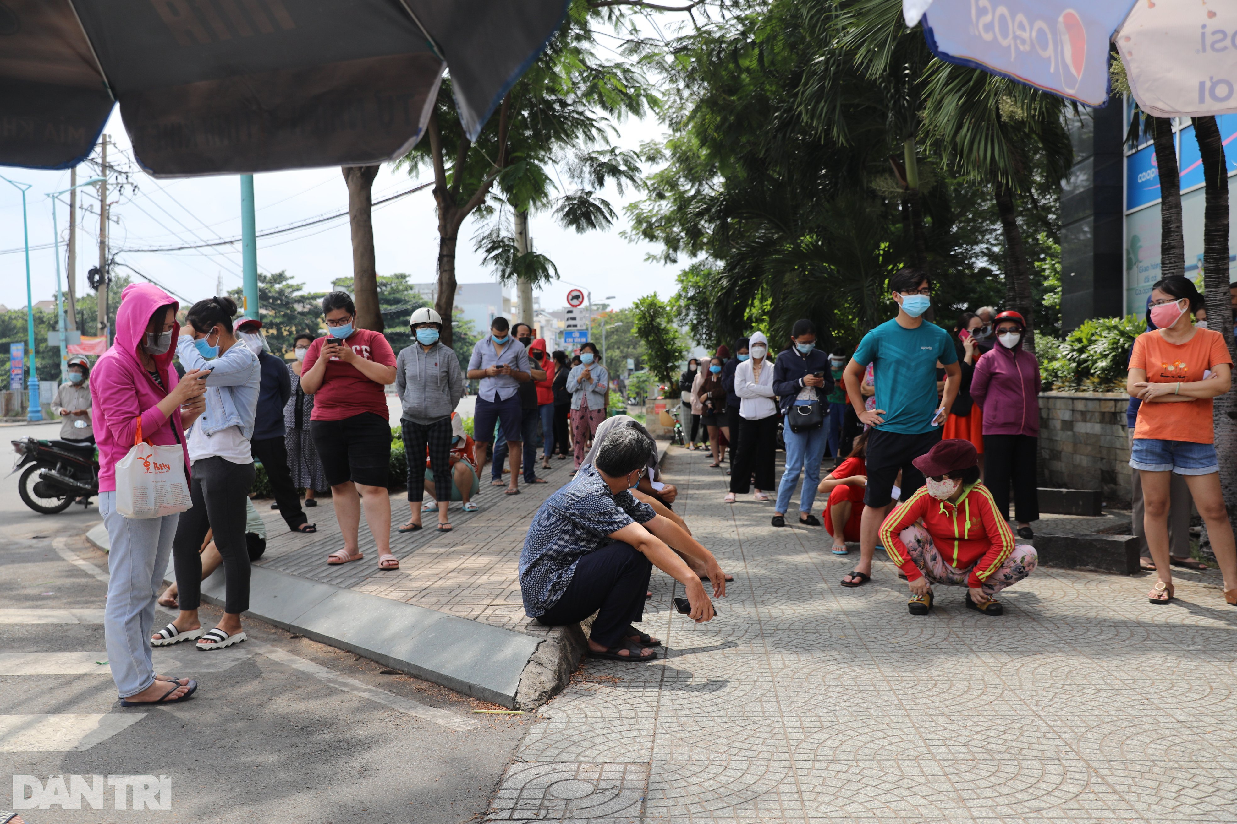 Dân Sài Gòn ùn ùn đi mua thực phẩm và thuốc men, nhiều siêu thị đã quá tải - 1 Dân Sài Gòn ùn ùn đi mua thực phẩm và thuốc men, nhiều siêu thị đã quá tải - 1